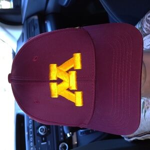 Uni of Minnesota Golden Gophers Embroidered Logo Maroon Fitted Hat Cap